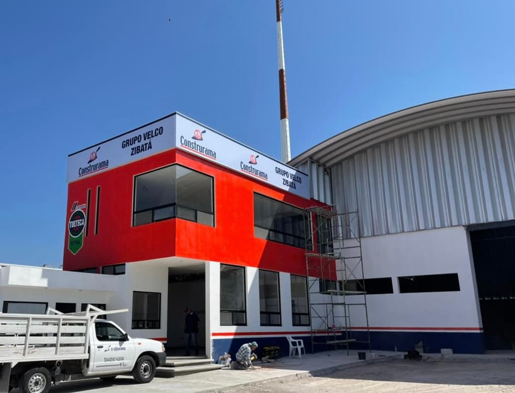 Fachada de la bodega Construrama Grupo Velco Zibatá con camión de reparto