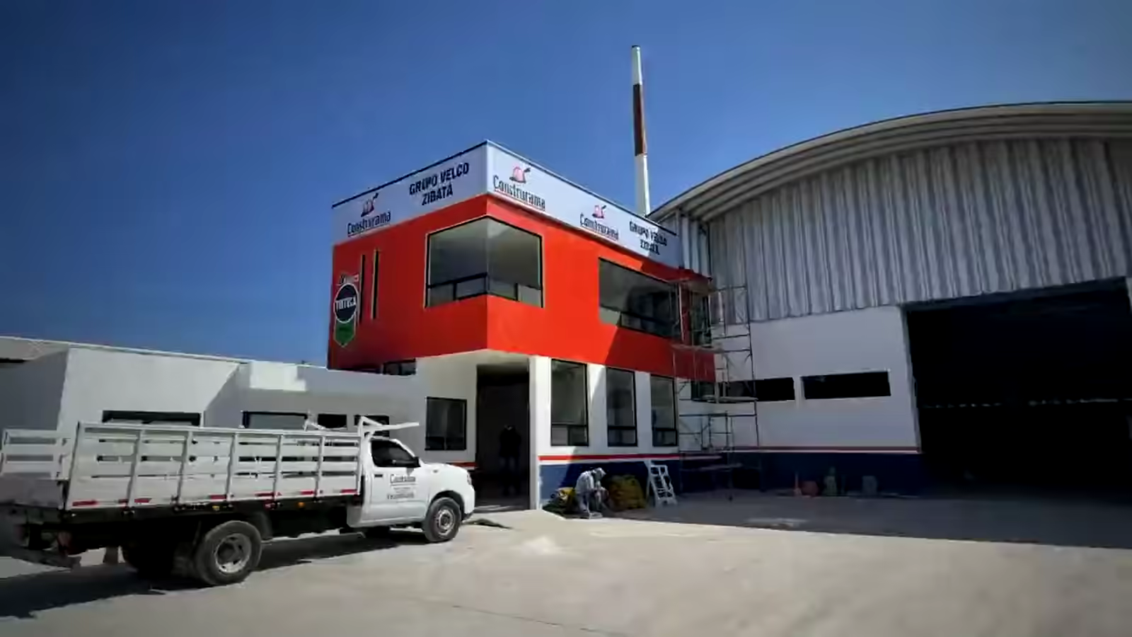 Bodega Construrama Grupo Velco Zibatá con camión de reparto propio
